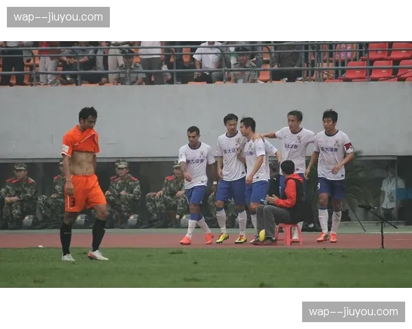 铜梁龙十人应战守胜果 杜月徵飞铲染红后防线经受考验